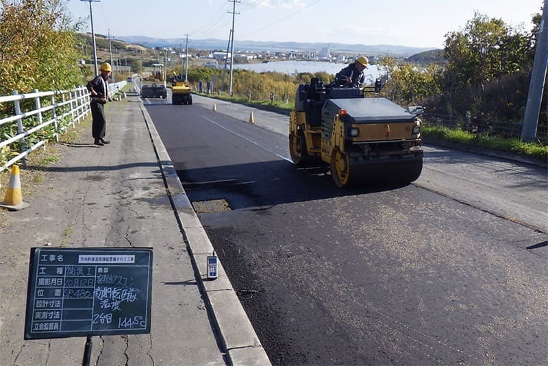 道路を舗装工事している写真